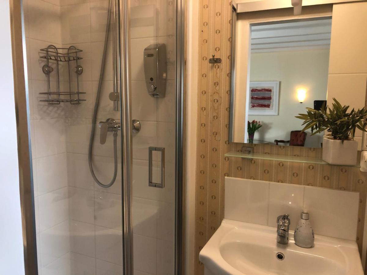 Rhein River Guesthouse - Direkt Am Rhein เลเวอร์คูเซน ภายนอก รูปภาพ