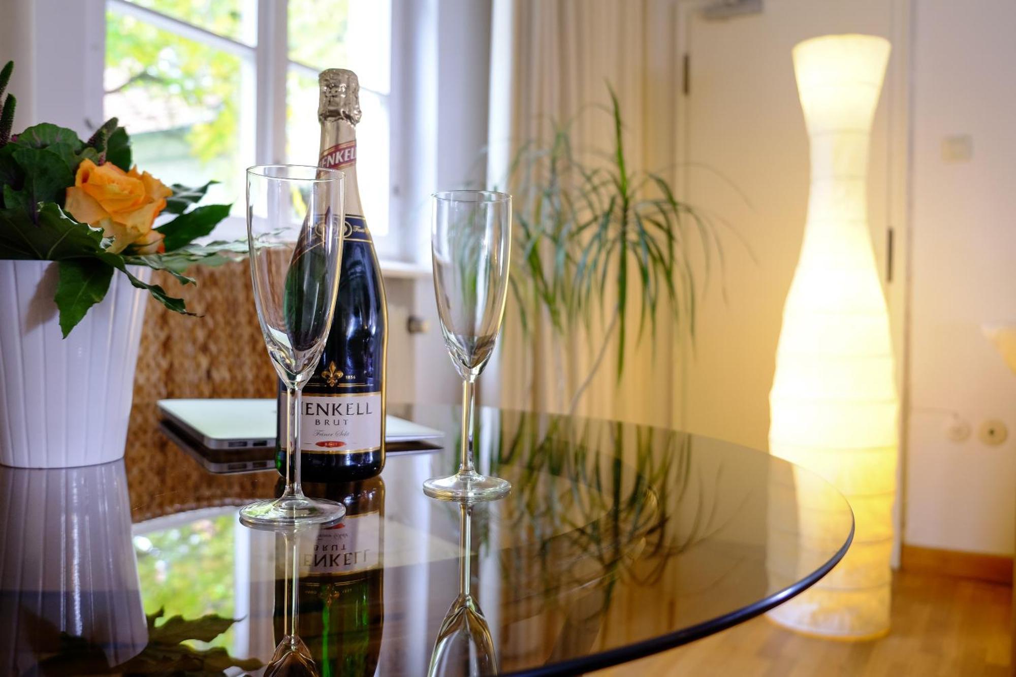 Rhein River Guesthouse - Direkt Am Rhein เลเวอร์คูเซน ภายนอก รูปภาพ