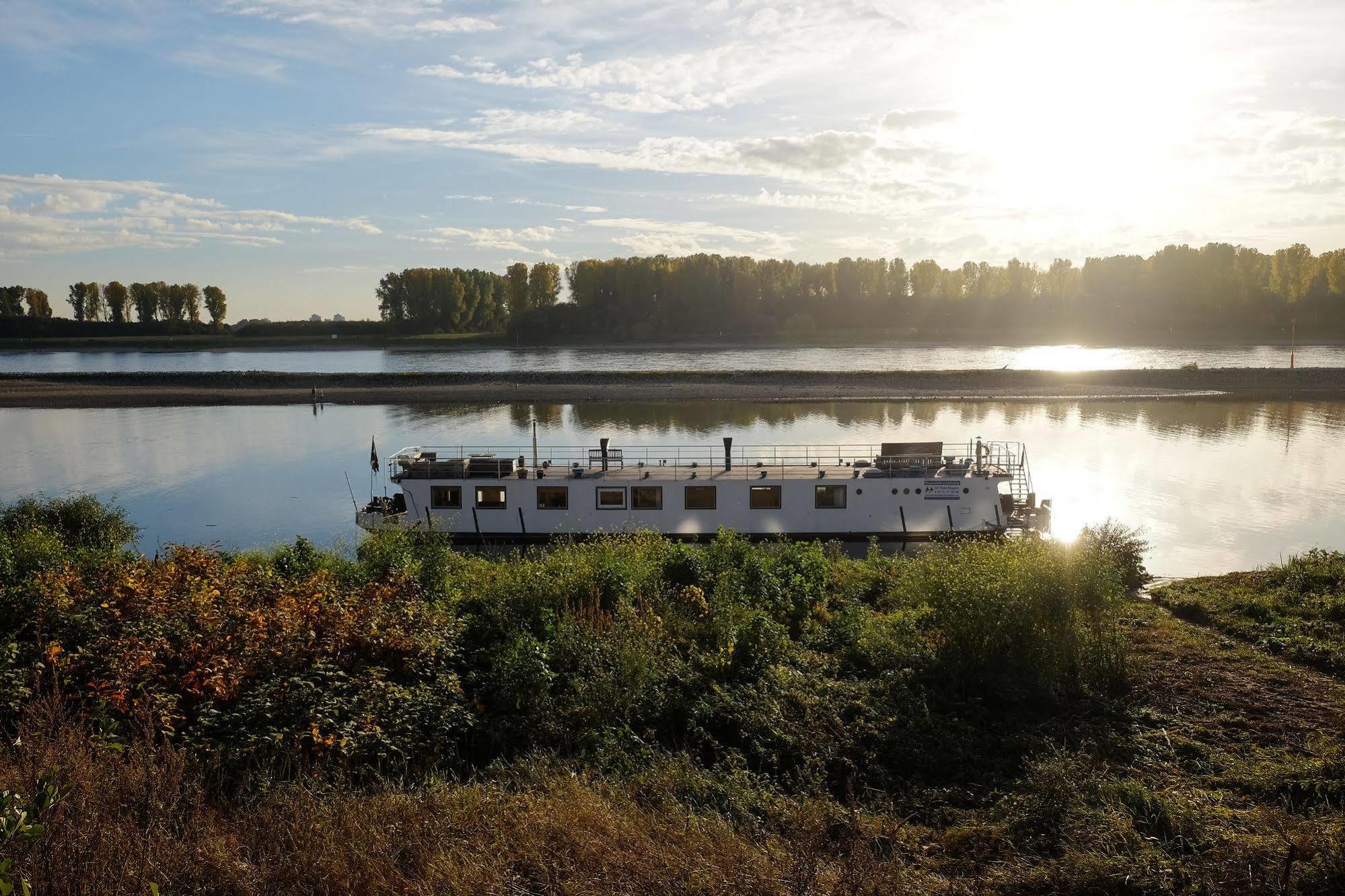 Rhein River Guesthouse - Direkt Am Rhein เลเวอร์คูเซน ภายนอก รูปภาพ